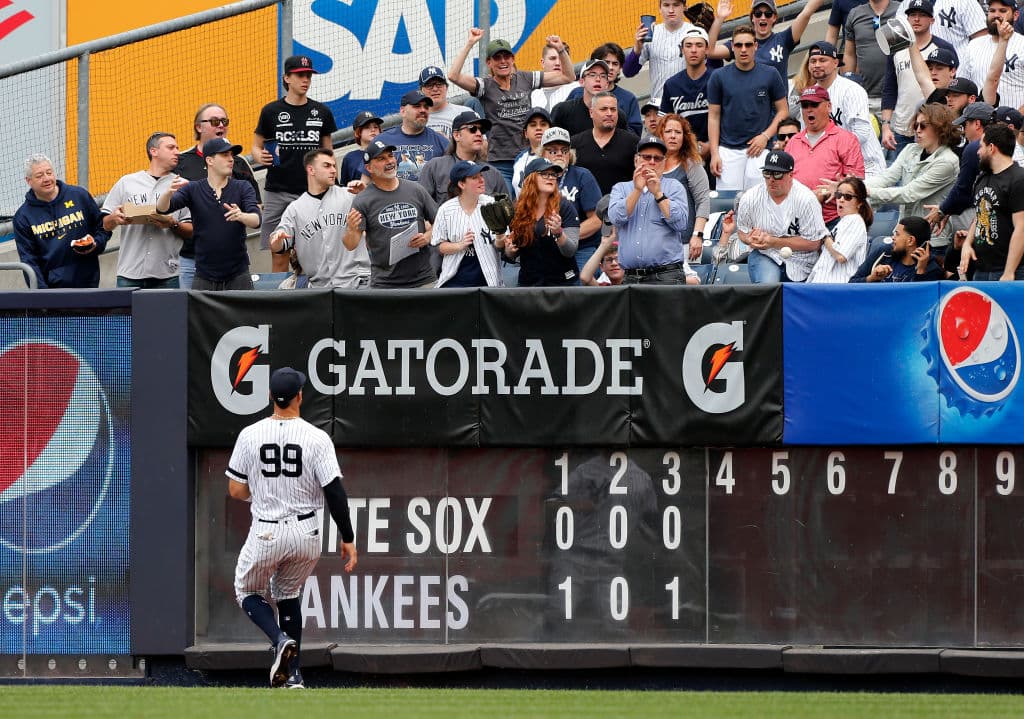 El jardinero central de los Yankees Aaron Judge solo pudo atestiguar cómo la esférica conectada por Anderson se iba del otro lado de la cerca, un sólido cañonazo por right-center para silenciar Yankee Stadium.
