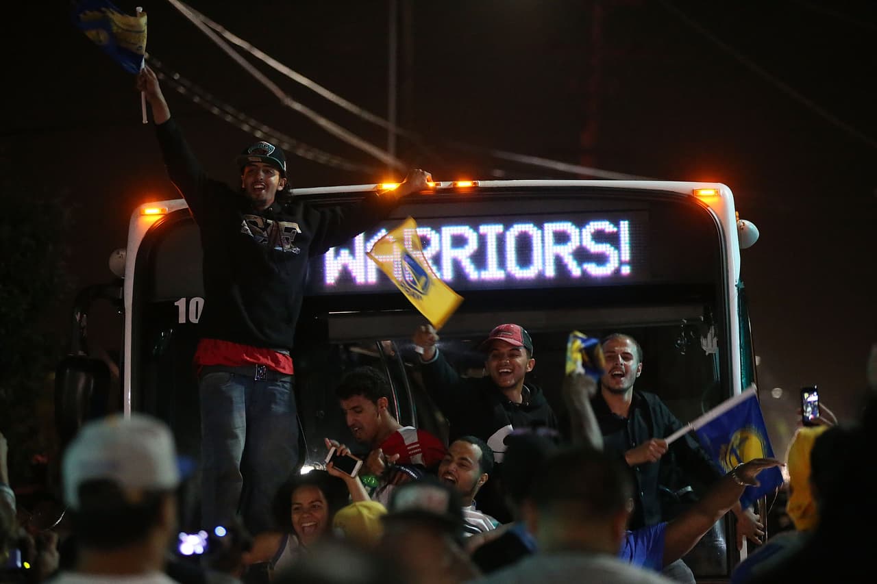 Fans de los Golden State Warriors celebraron en las calles de Oakland