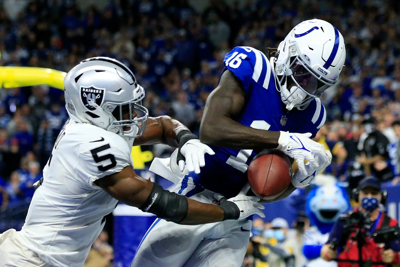 Las Vegas Raiders libraron un partido apretado ante Indianapolis Colts gracias a la paciencia de Derek Carr y su oportuna ofensiva.