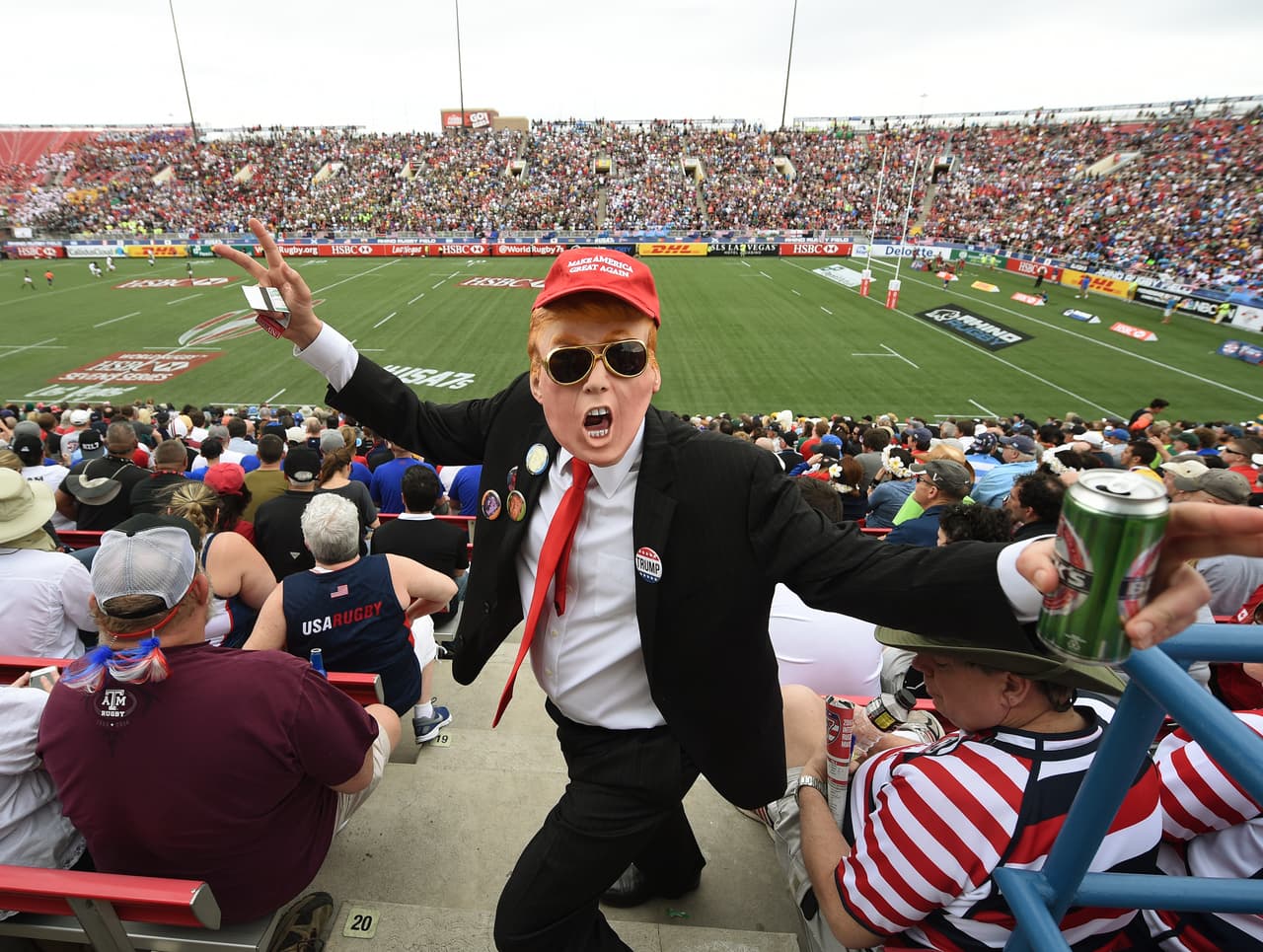 Donald Trump ha cambiado el panorama de Estados Unidos y el mundo del deporte tampoco es ajeno al nuevo presidente del país. A favor o en contra, varios deportistas han hecho saber su opinión acerca de Trump, por eso nos surge la pregunta ¿quiénes visitarán la Casa Blanca después de ganar un título?