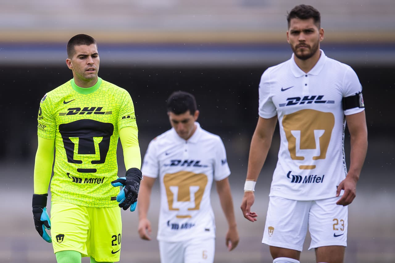 Pumas y Querétaro terminan el encuentro sin goles durante la cuarta Jornada del torneo Apertura Grita México 2021. La escuadra universitaria se quedó con 10 hombres al minuto 89' tras la expulsión de Fabio Álvarez por una patada. Los universitarios se enfrentarán ante Necaxa y los 'gallos blancos' ante Tigres en la próxima jornada.
