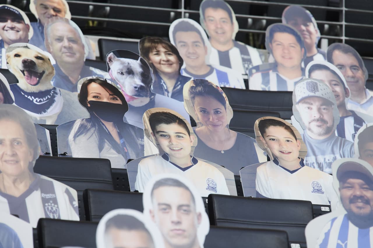 Fanáticos impresos en cartón dentro del Estadio BBVA Bancomer.