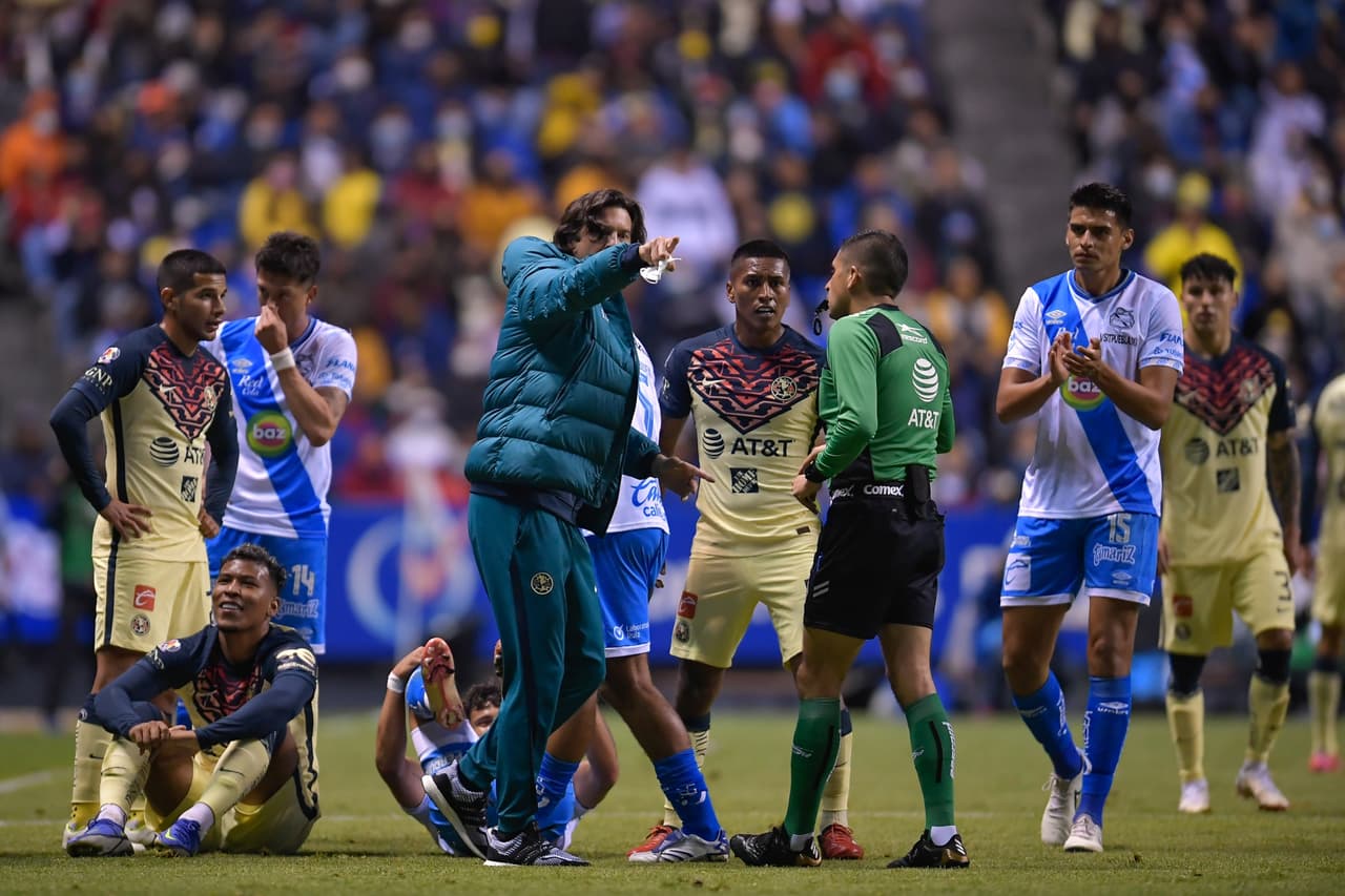 En un partido lleno de emociones, América fue de lo sublime con un gol en el minuto 1 a lo ridículo con dos expulsiones en 4 minutos, pero Puebla perdonó, no supo abrir el cerrojo y todo terminó en empate para repartir puntos en el inicio del torneo.