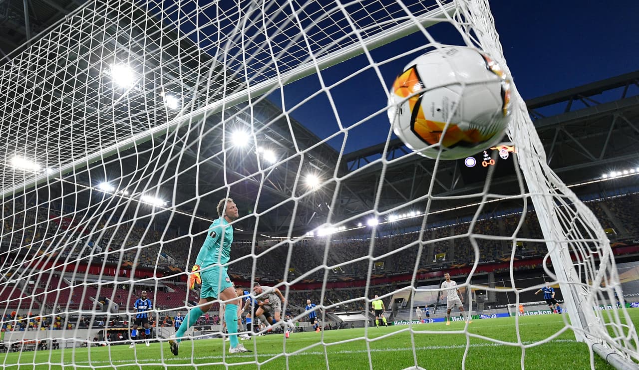 Lautaro Martínez abre el marcador a favor del Inter con un cabezazo impecable.