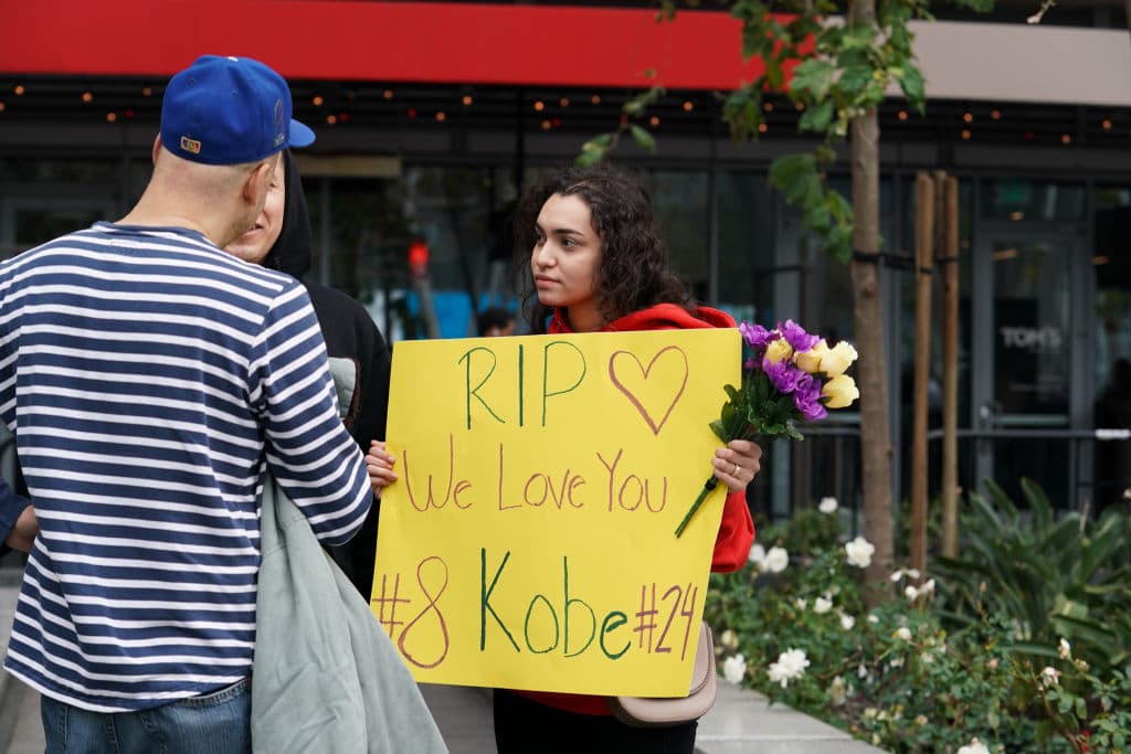 Aficionados se acercaron al Staples Center, entre lagrimas e indredulidad para dejar flores por la muerte de Kobe Bryant.