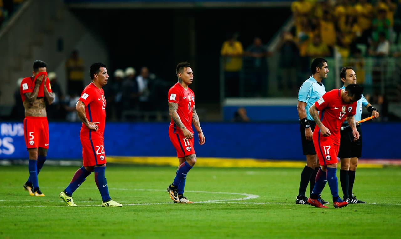 Los jugadores de Chile acusan a Claudio Bravo de traición por dejar salir secretos del vestuario, en medio de la molestia y frustración ya existentes por quedarse por fuera de Rusia 2018.