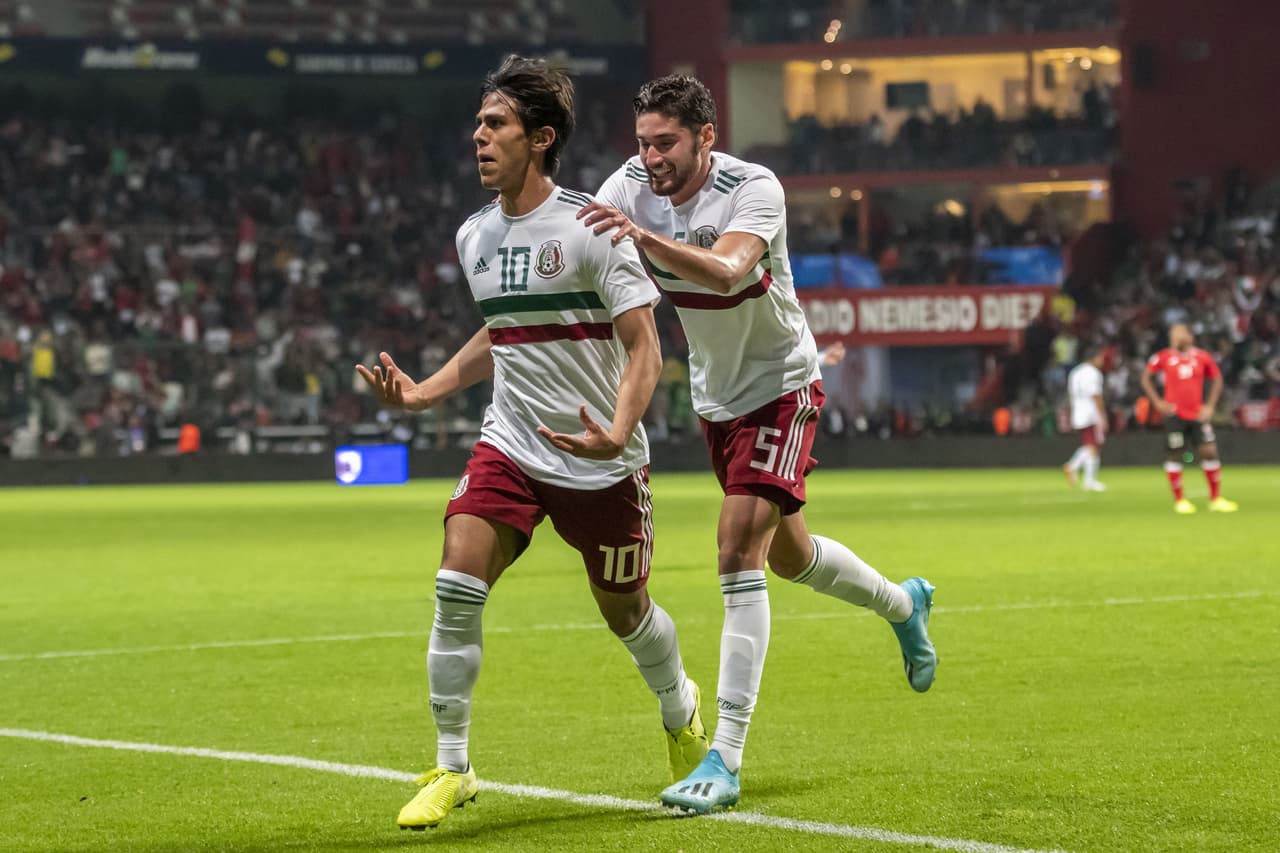 Macías nació en Guadalajara el 22 de septiembre de 1999.