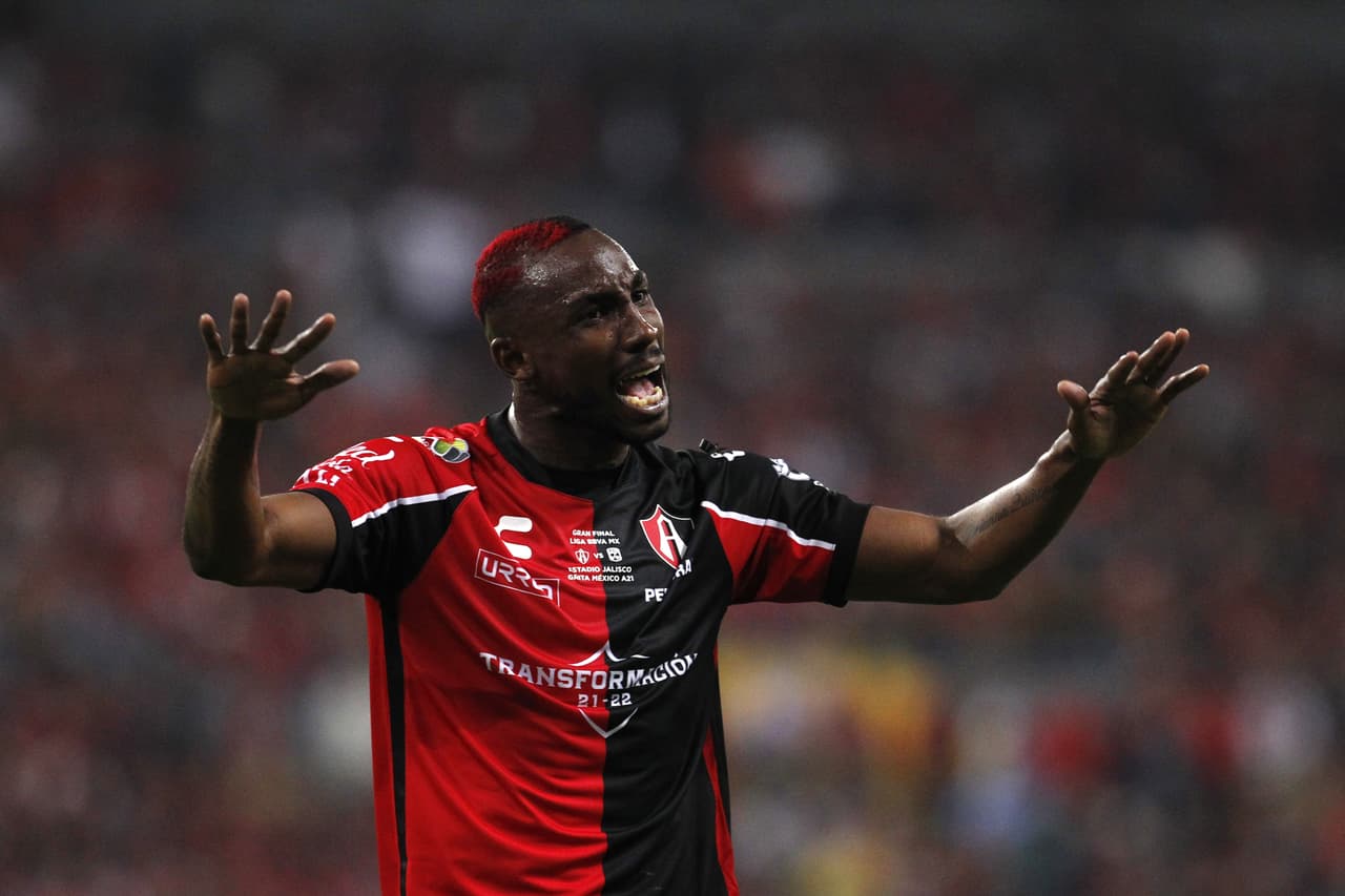 En la primera parte dejó de marcar un posible penal sobre Quiñones.