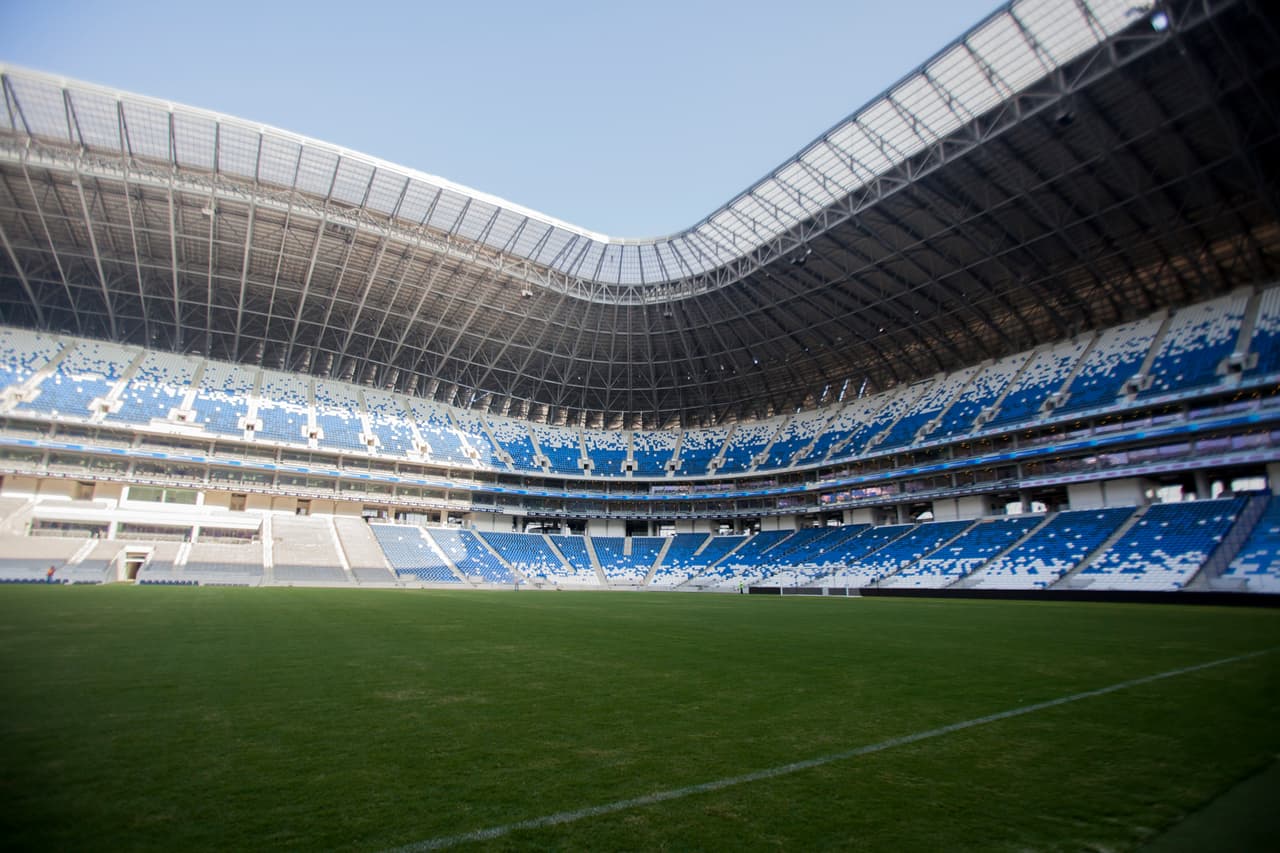 Los encargados del diseño del Kazan Arena fueron los arquitectos de la firma estadounidense Populous, la cual ha estado detrás de la construcción de estadios como el Emirates, Wembley, Da Luz y el BBVA Bancomer de los 'Rayados'. Este es el Estadio BBVA Bancomer (México).