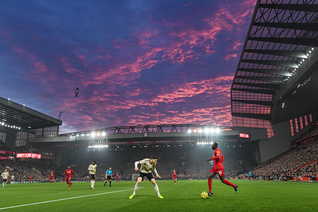 Así lucen las puestas de sol en Anfield. Mané acompaña la postal, por supuesto.