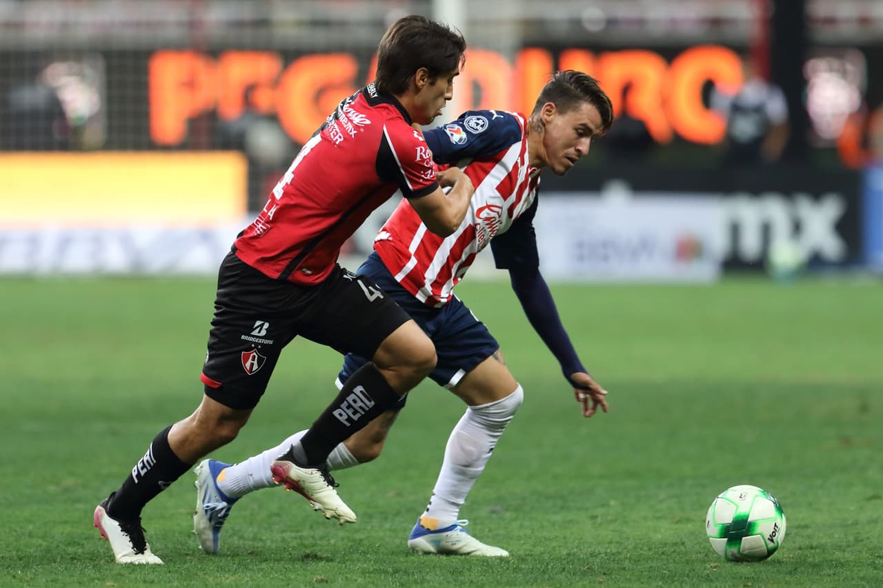 Chivas tardó 15 minutos en anotar el gol del descuento vía 'Chicote' Calderón, quien definió de media vuelta en un tiro de esquina para darle vida al Rebaño.