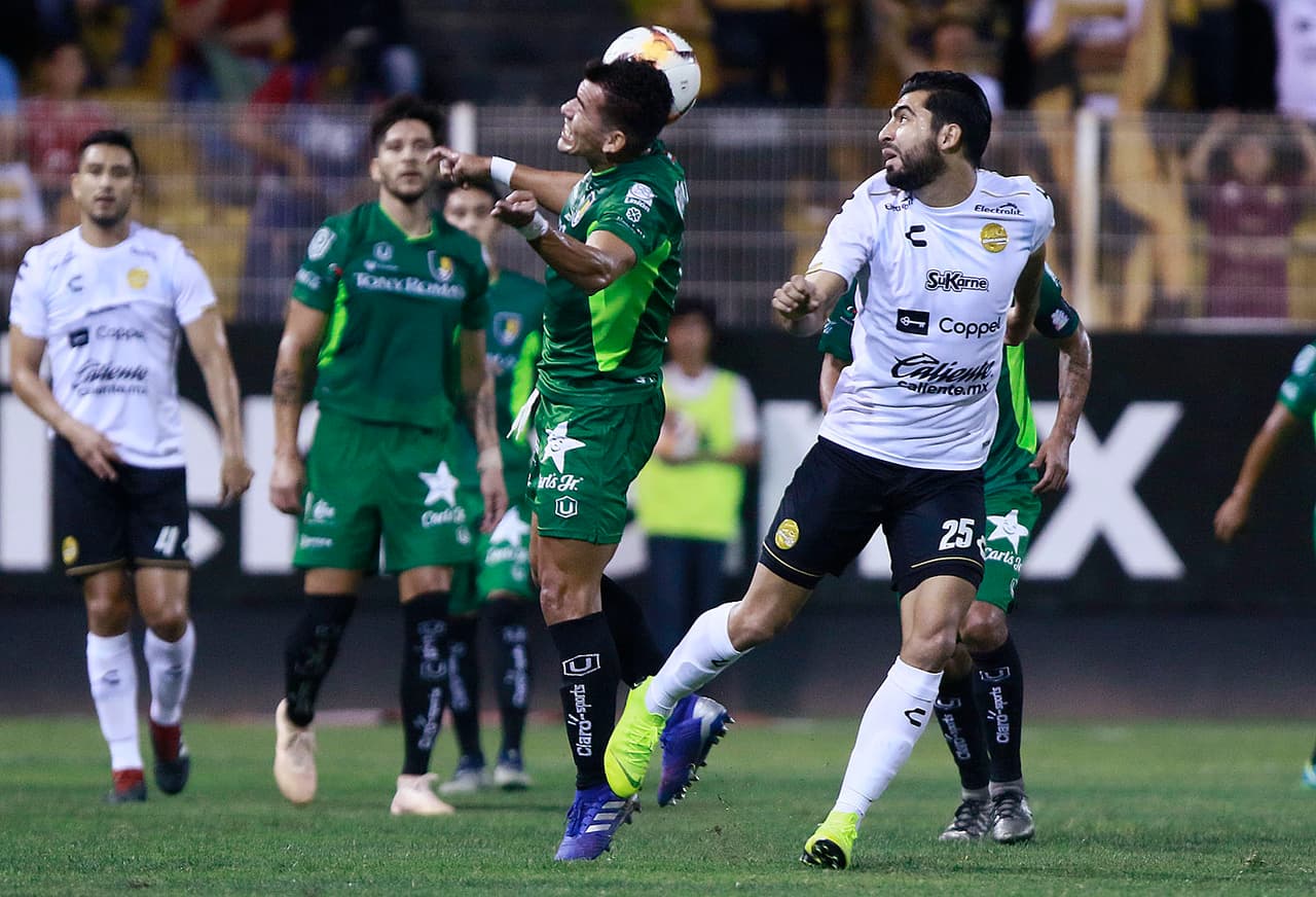 Durante los primeros minutos ambos equipos intentaron imponer su estilo de jugeo.