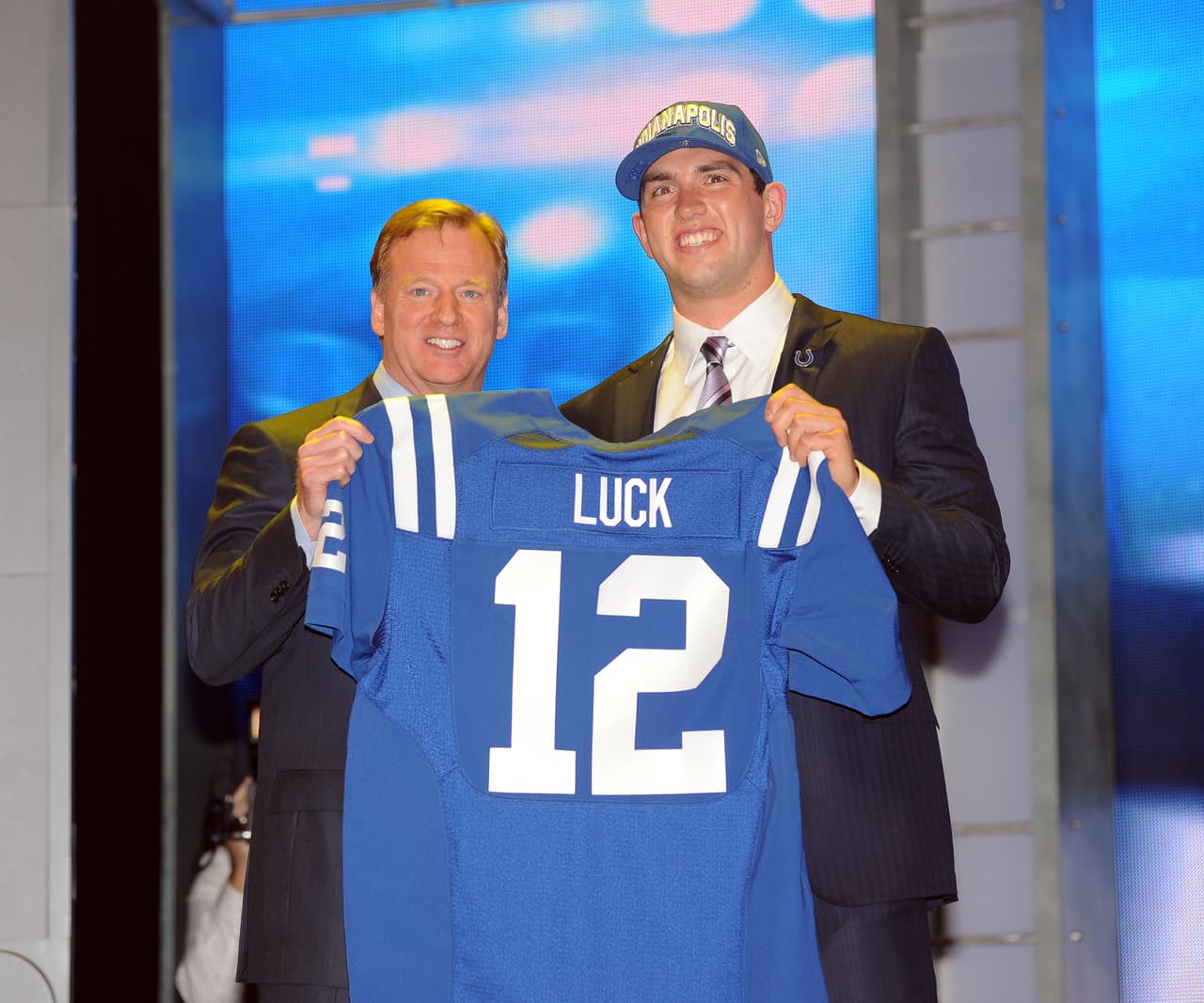 2012 — ANDREW LUCK
<b>Indianapolis Colts</b> | QB Stanford
<br>El mariscal de campo Andrew Luck de Stanford es el número uno en la selección general de los Indianapolis Colts, mientras posa con el comisionado Roger Goodell durante el Draft de la NFL el jueves 26 de abril de 2012 en el Radio City Music Hall de Nueva York. (AP Photo / Tomasso DeRosa)