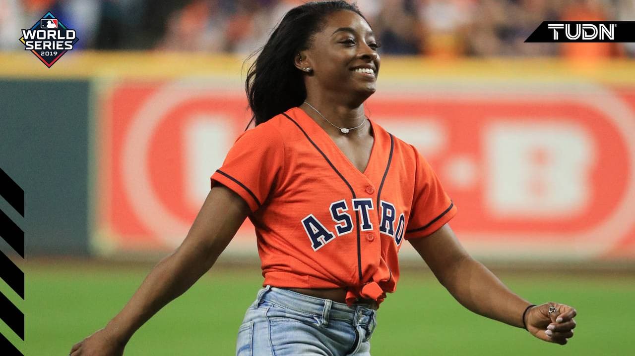 Simone Biles lanzó la primera bola en Juego 2 de la Serie Mundial