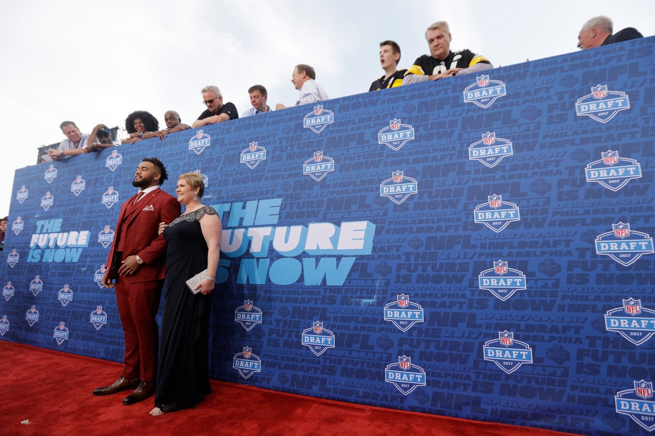 Derek Barnett de Tennessee en la alfombra roja previo al inicio del Draft 2017 de la NFL este jueves, 27 de abril de 2017 en Filadelfia.