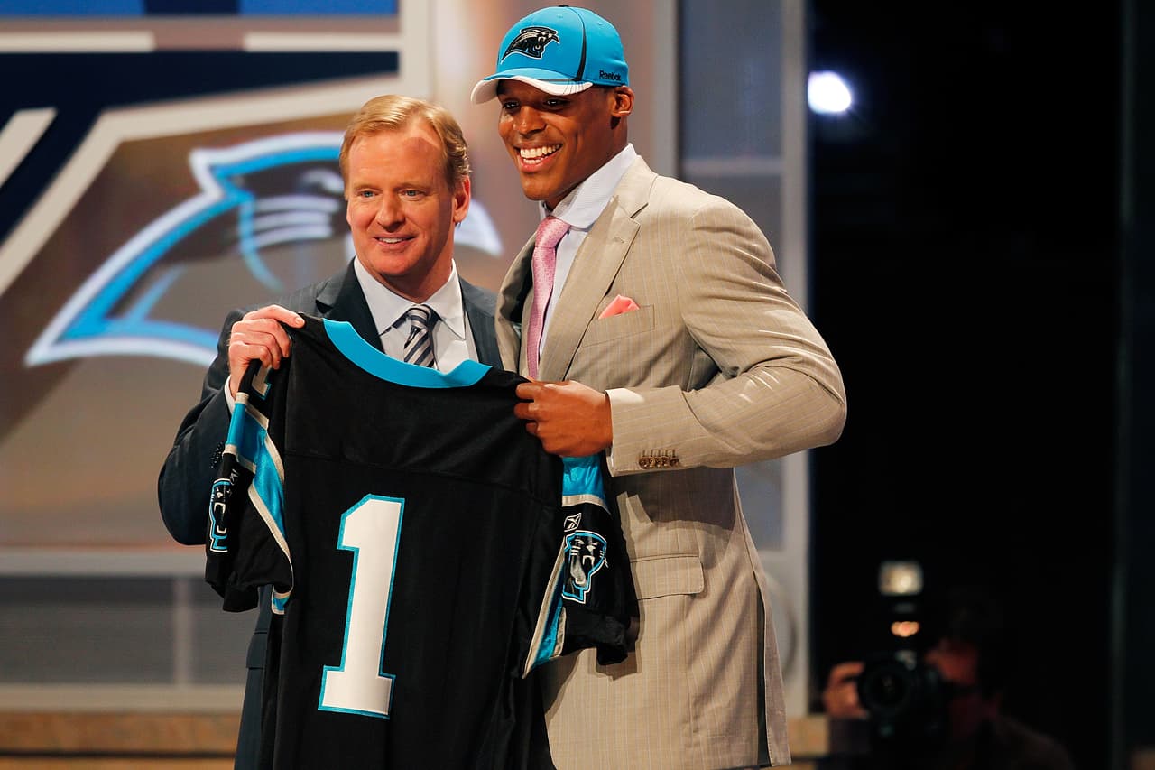 2011 — CAM NEWTON
<b>Carolina Panthers</b> | QB Auburn
<br>El quarterback de Auburn Cam Newton posa con el comisionado Roger Goodell después de ser seleccionado en primer lugar general por las Panteras de Carolina durante el Draft en el Radio City Music Hall el 28 de abril de 2011 en Nueva York, NY. (Foto de AP / Ben Liebenberg)