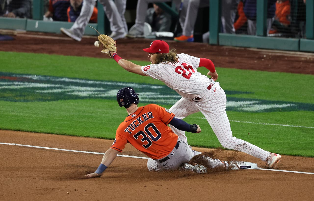 Kyle Tucker # 30 de los Astros de Houston se desliza a salvo a la tercera base más allá de Alec Bohmdurante la segunda entrada.