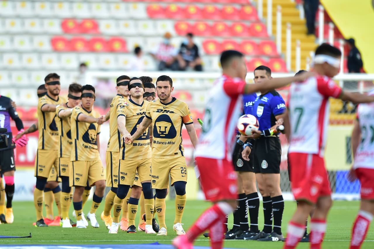 Los jugadores salieron a la cancha con los ojos vendados para generar conciencia sobre la dispacidad visual.