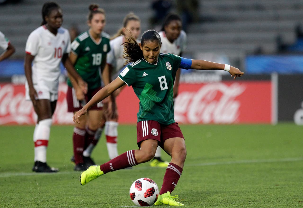 Y a los 25 minutos, con gran cobro desde los 11 pasos, Nicole Pérez (8) se encargó de convertir el penalti para abrir el marcador y darle ventaja de 1-0 a México. Gol crucial.
