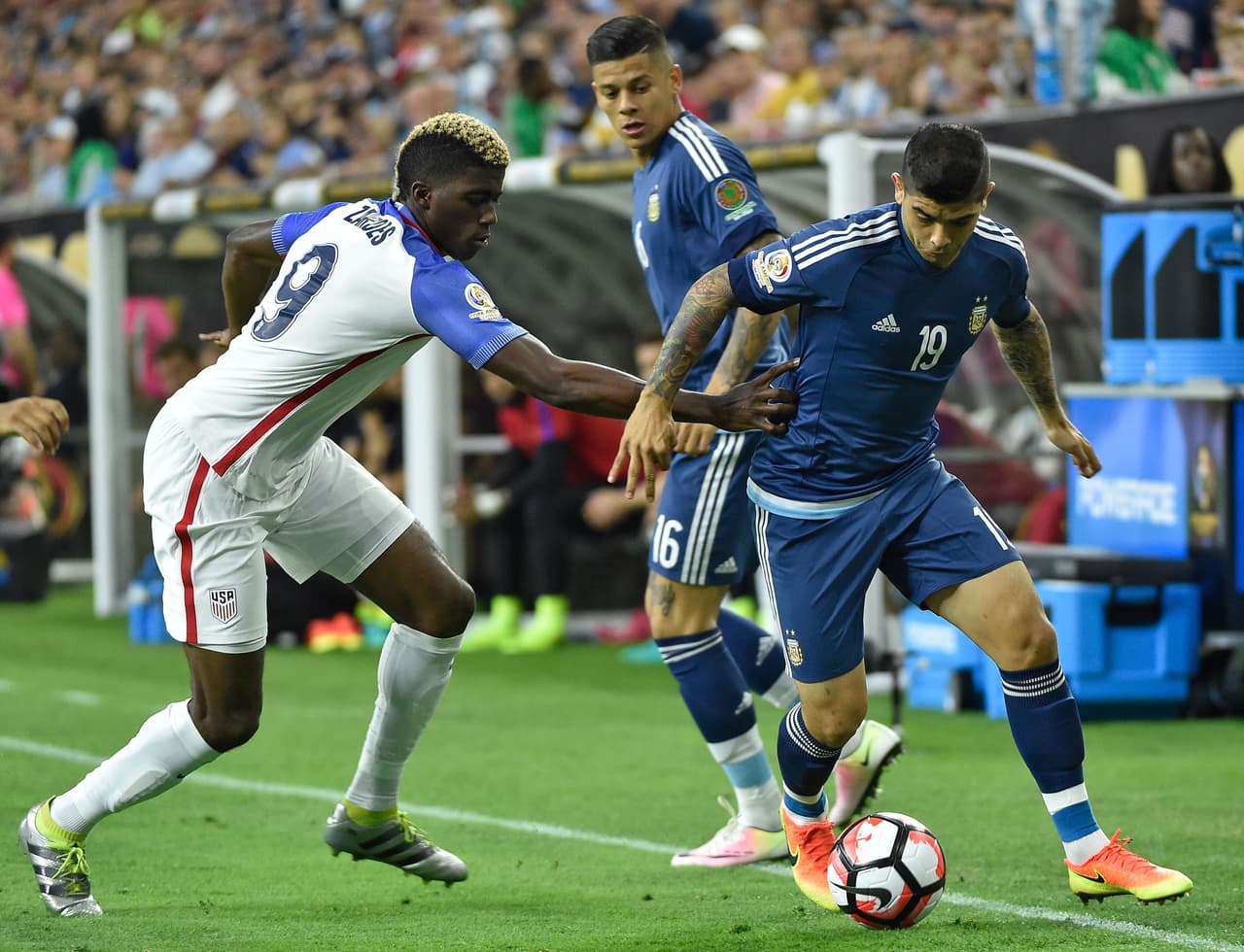 19. Éver Banega: Partido muy discreto para este volante, realmente fue el que menos tocó el balón de todos en el medio campo argentino. Calificación (7)