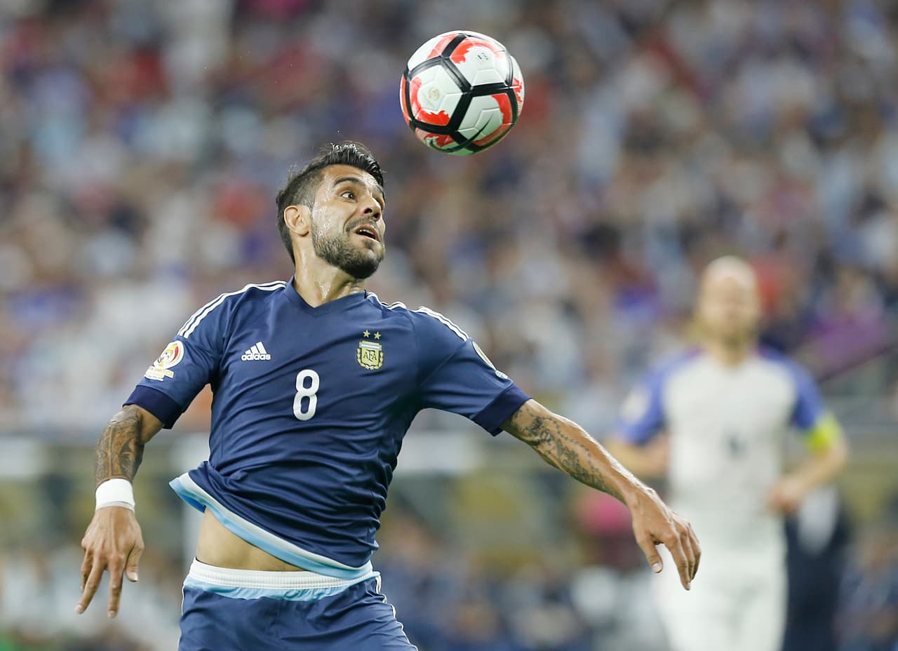 8. Augusto Fernández: Jugó más adelantado que de costumbre y fue un socio perfecto para la generación de oportunidades con toque lento del balón al lado de Messi. Salió lesionado al minuto 59. Calificación (8)