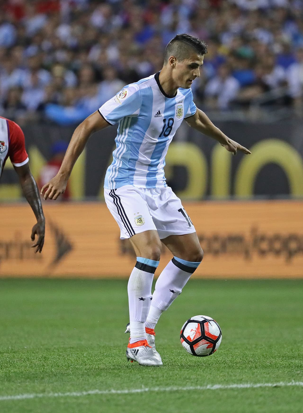 18. Erik Lamela: Tuvo que entrar al minuto 66 por la lesión de Lavezzi y casi ni se notó en el campo de juego, muy poco que destacar. Calificación (6)