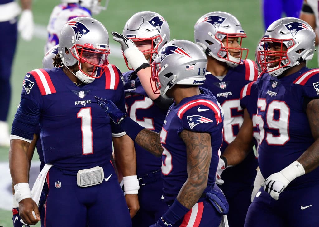 Steffon Diggs supera las 120 yardas por aire y recibe 3 pases de anotación en la victoria 38-9 sobre los New England Patriots.