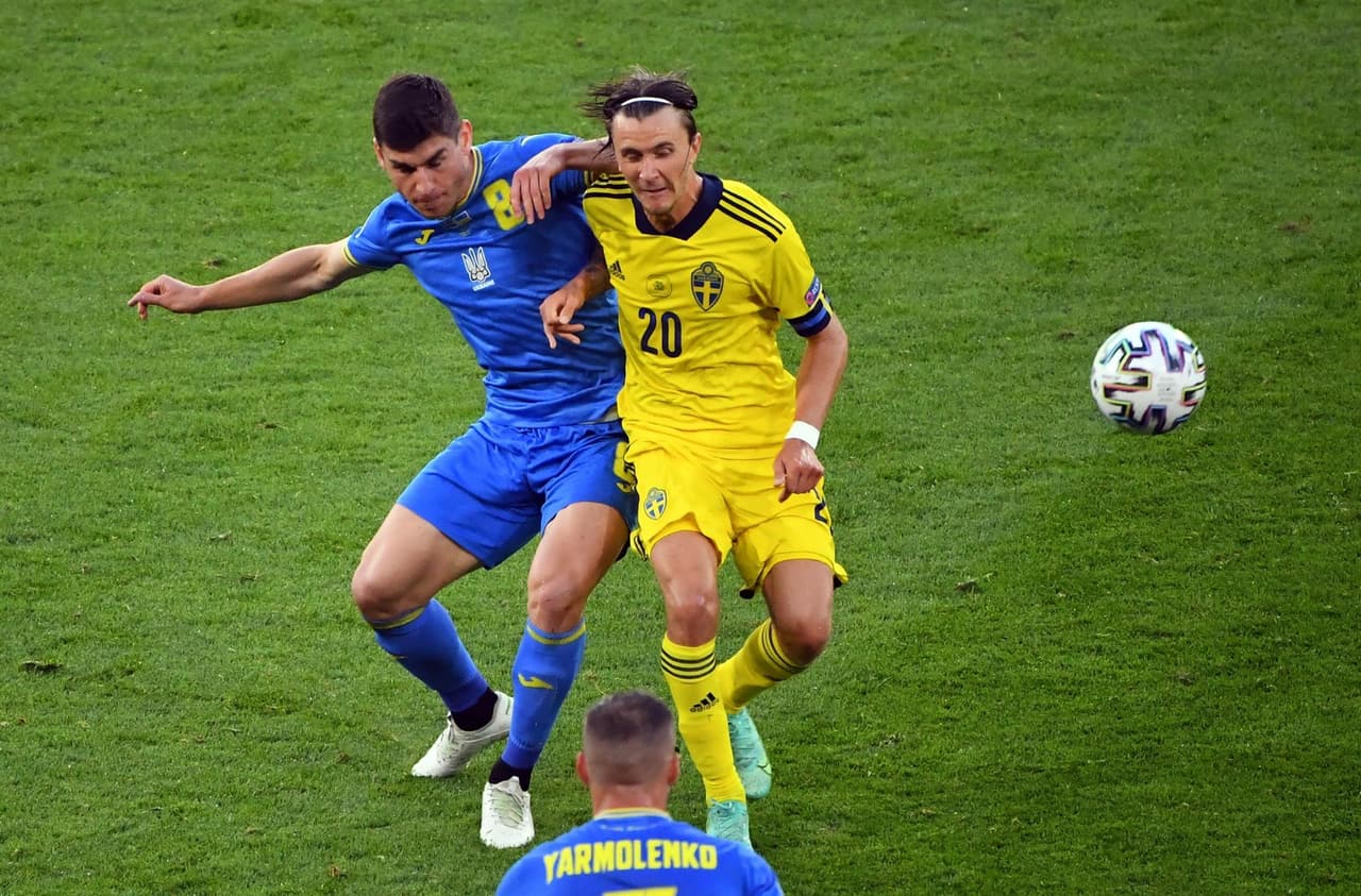 Ucrania lo hace y deja fuera a Suecia en tiempos extra con marcador de 2-1; consigue su pase a Cuartos de Final en la Euro 2020. Oleksandr Zinchenko abría el marcador al minuto 27, pero el sueco Emil Forsberg empataba el encuentro al 43'. Quien le da la victoria y el pase a la siguiente ronda a los ucranianos, es Artem Dovbyk al 120+1', quienes enfrentarán a Inglaterra este sábado.