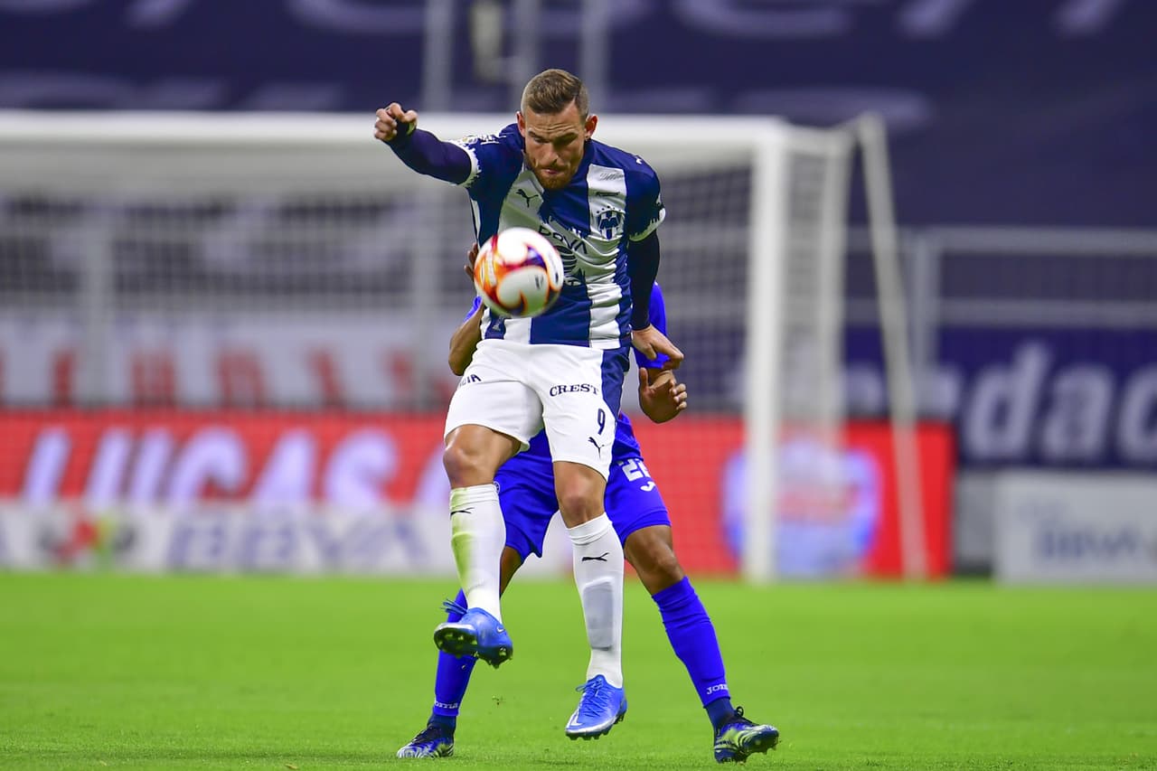 Con solitario gol de Roberto Alvarado (42'), Cruz Azul vence 1-0 a Monterrey y alargan su racha de victorias a nueve. Cruz Azul se queda como líder solitario del torneo y los Rayados bajan a cuarto lugar y podrían caer al quinto si es queToluca vence al Pachuca.