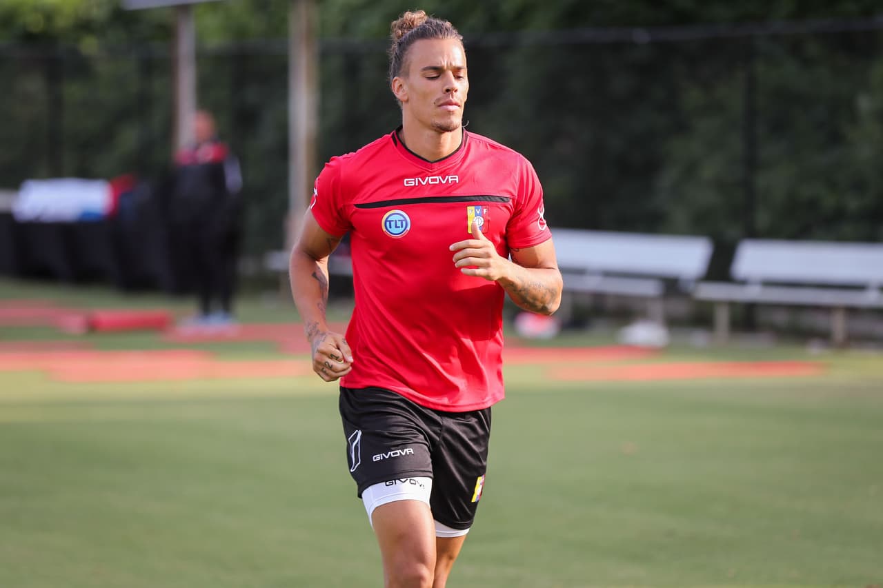 La Selección de Venezuela cerró su preparación de cara al duelo que sostendrá este miércoles en Mercedes-Benz Stadium en Atlanta ante México, en choque que le sirve de preparación a ambas selecciones para la Copa América y Copa Oro respectivamente. La 'Vinotinto' acude a este cotejo con sus grandes figuras como Salomón Rondón, Josef Martínez, Roberto Rosales y Tomás Rincón, bajo la guía del técnico Rafael Dudamel.