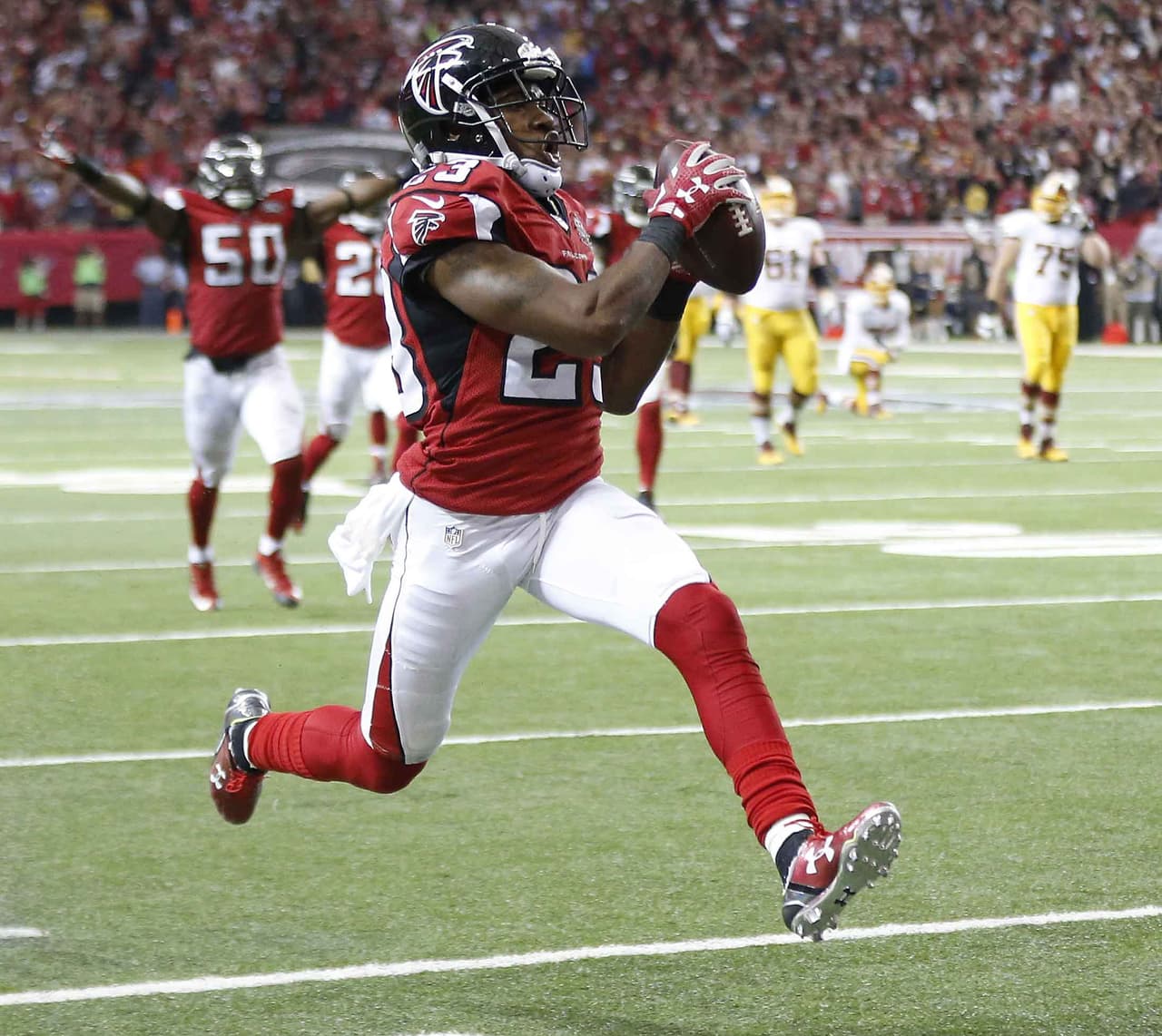 2.- Los ATLANTA FALCONS mejoraron su marca a 5-0 con un triunfo de 25-19 en tiempo extra sobre Washington.