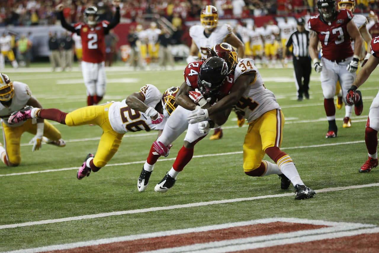 El corredor de Atlanta DEVONTA FREEMAN acarreó el ovoide para 153 yardas y un touchdown en su tercer apertura como profesional.