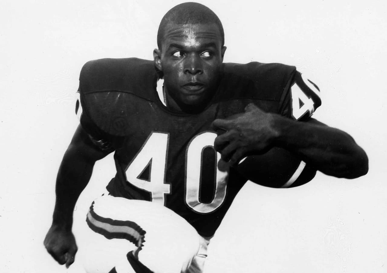 Con ello, Johnson se convrtió en el primer novato desde el miembro del Salón de la Fama GALE SAYERS (1965) en tener múltiples acarreos y recepciones para touchdowns, y un kickoff devuleto hasta las diagonales en los primeros cinco juegos de su equipo para iniciar una campaña.