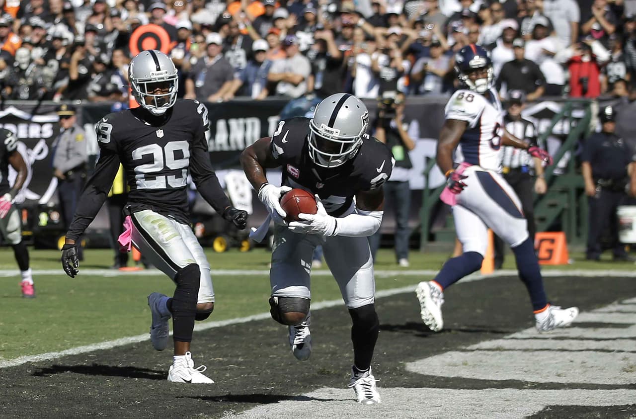 4.- El profundo de Oakland CHARLES WOODSON consiguió dos intercepciones en la derrota de los Raiders contra Denver. Woodson, que cumplió 39 años de edad el pasado 7 de octubre es el único jugador en la historia de la NFL con dos intercepciones en un juego teniendo 39 o más años de edad.