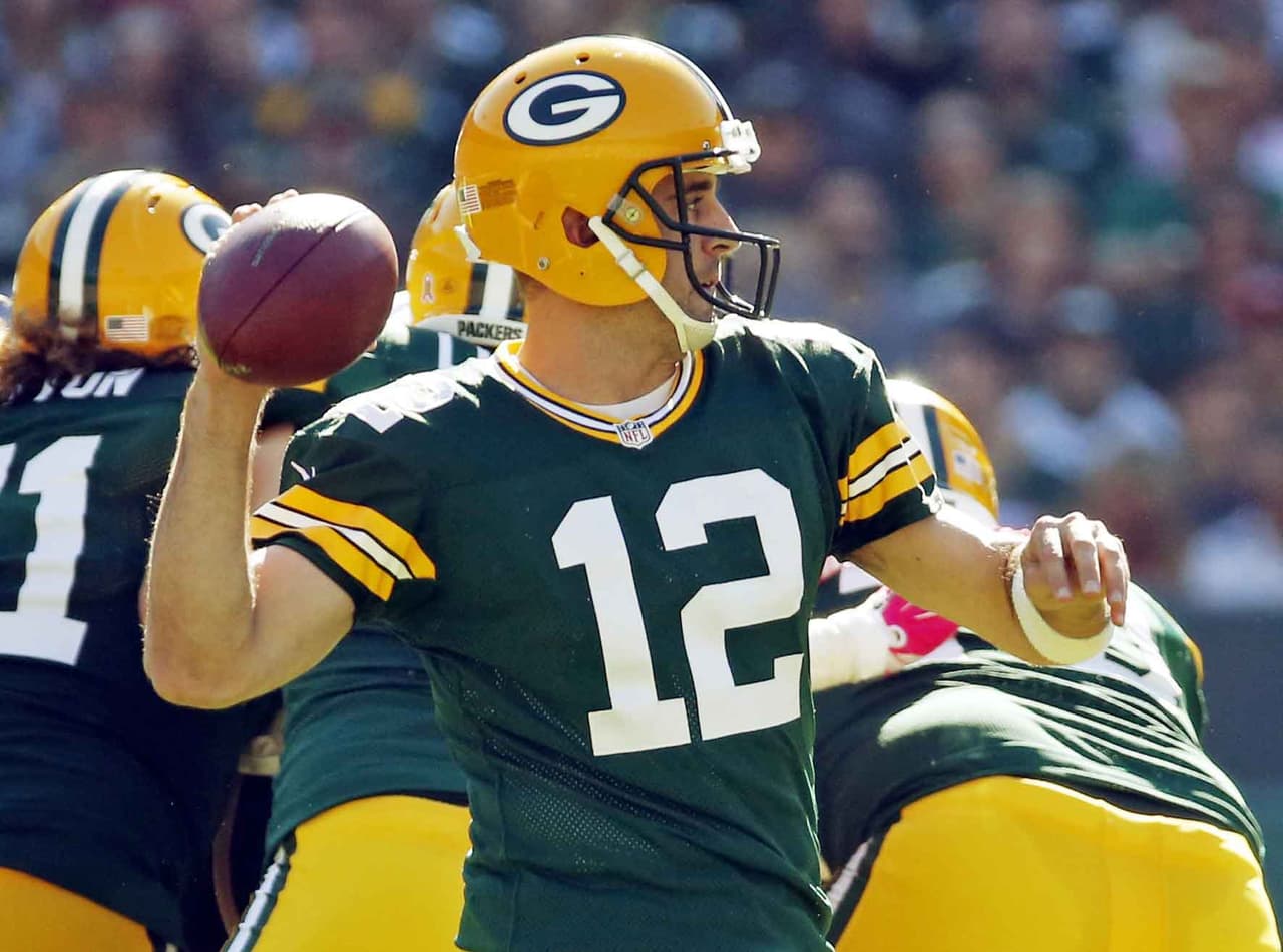 5.- El quarterback de Green Bay AARON RODGERS lanzó dos pases de anotación, incluyendo uno de 65 yardas a JAMES JONES, en la victoria de los Packers 24-10 sobre St. Louis.