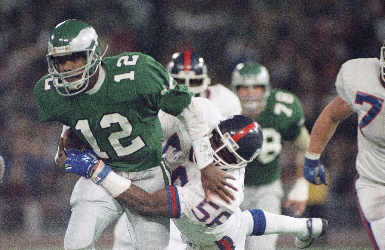 Taylor es el primer jugador que consiguió ese hito desde que RANDALL CUNNINGHAM lo logró el 15 de noviembre de 1987 contra los New York Giants.
