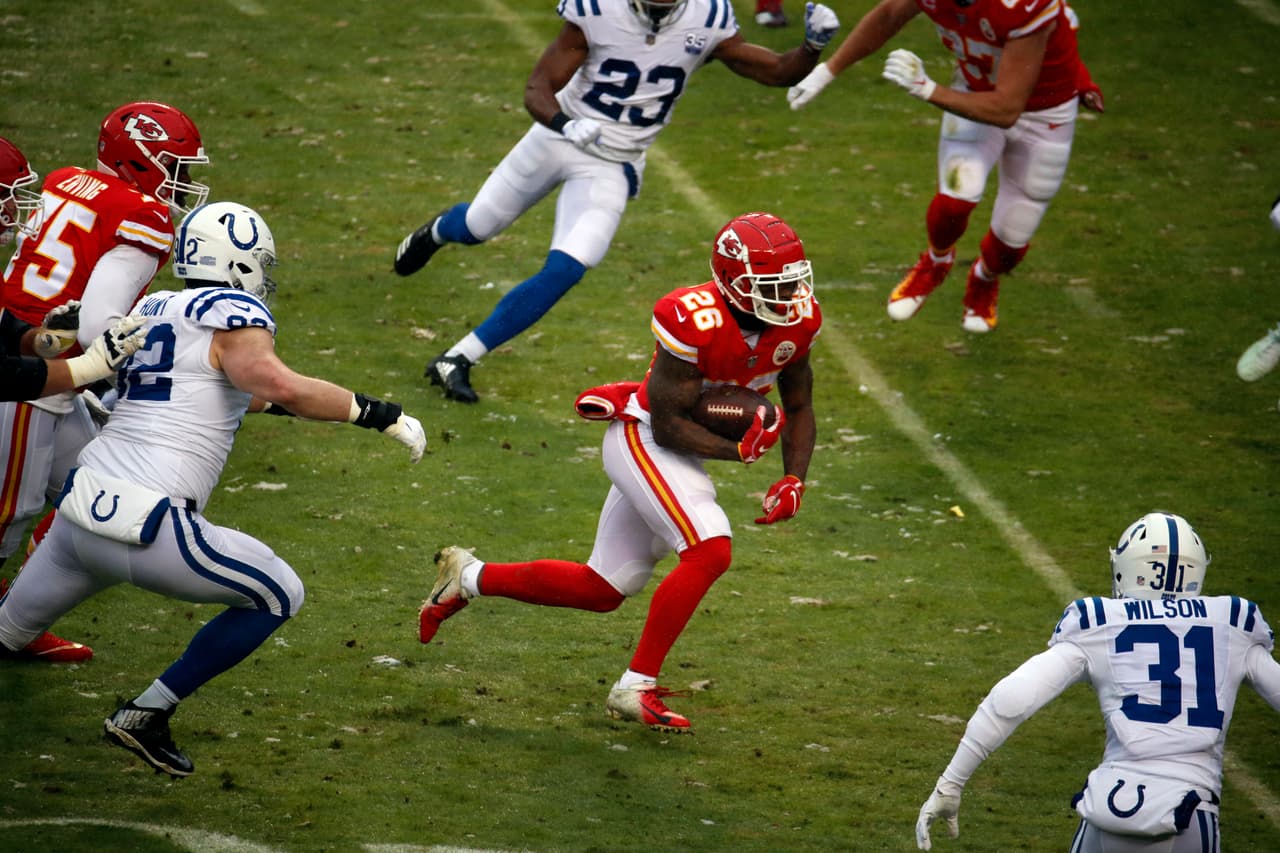<b>Primer Cuarto: </b>Los Chiefs conviert una 4&1 y se colocan en posición de gol de campo.
<b>(Chiefs 7-0 Colts)</b>
<br>