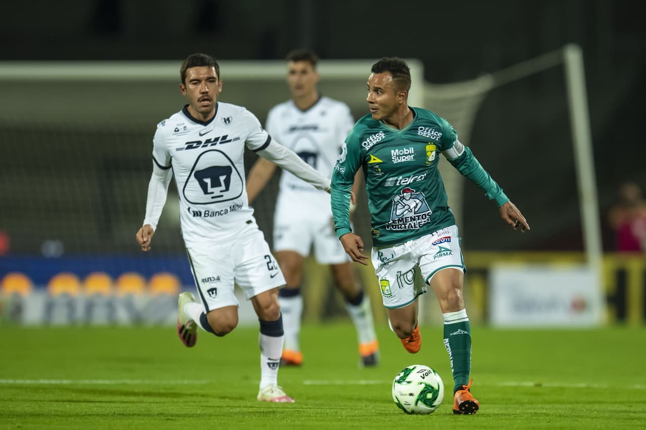 Pumas regala batas autografiadas a alumnos de la UNAM