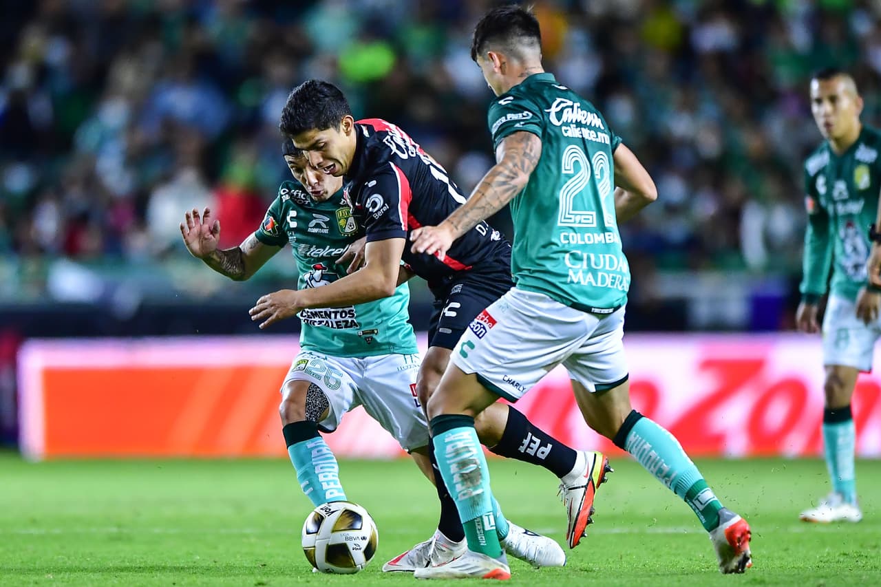 La fiera estuvo en deventaja en dos ocasiones y los goles de Ángel Mena y Victor Dávila le dan la remontada 3-2 sobre el Atlas en la ida de la final del futbol mexicano.