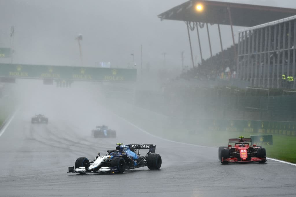 Tras hora y media de retraso por cuestiones climáticas, el Gran Premio de Bélgica se registra como el más corto en la historia, pues tras tres vueltas del circuito y con safety car, se decidió dar por terminada la carrera y sólo se les dará la mitad de puntos a los pilotos. Max Verstappen fue el ganador del circuito, pues fue el primero en partir tras lograr la pole position.