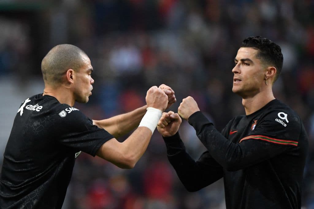 Dos goles de Bruno Fernandes, jugador del Manchester United al igual que Cristiano Ronaldo, sirvieron para que Portugal venciera 2-0 a Macedonia del Norte y sellara su clasificación al Mundial de Qatar 2022.
<br>