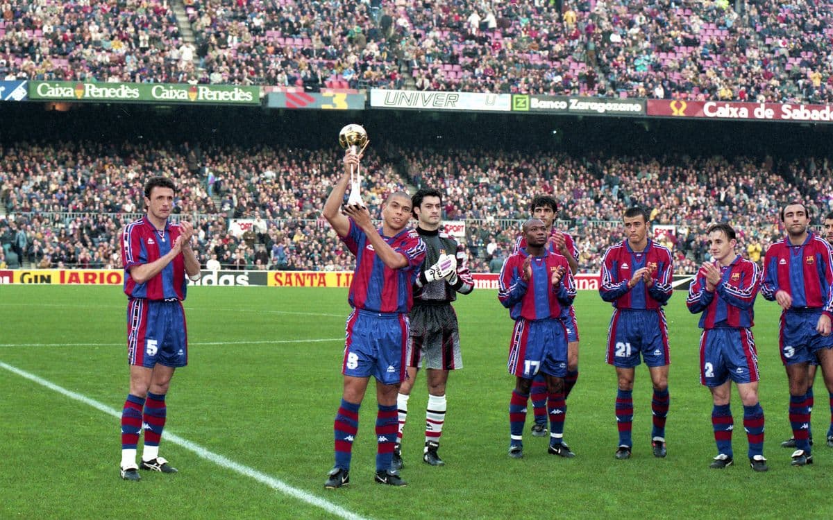 Ronaldo celebrando con la afición el trofeo FIFA World Player en el Camp Nou. Eventualmente, el destino le llevaría a defender los colores merengues. Pero esa, es otra historia.