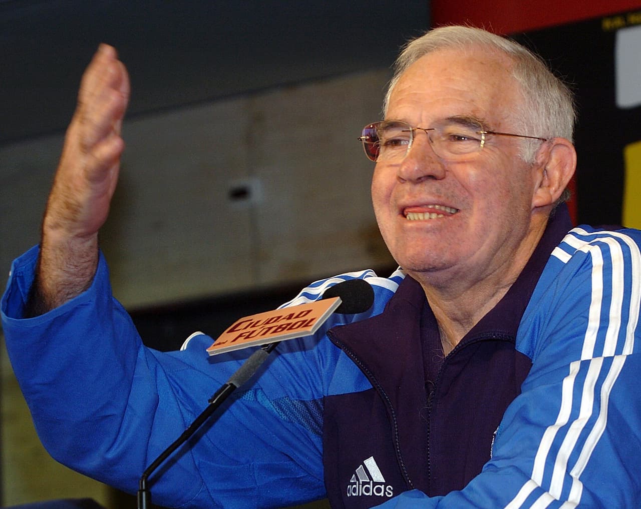 Reconocido como genio y figura, el español Luis Aragonés nunca tuvo pelos en la lengua para responder a lo que no le gustaba. Como DT de Valencia a un Romario molesto lo encaró con respeto pero directamente y le dijo: "mírame a los ojitos". A los medios siempre les habló fuerte hasta su retiro, como campeón de la Euro 2008 con España. Falleció el 1 de febrero de 2014.