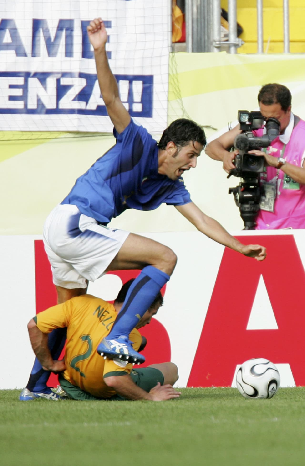 Luego de estar 0-0 y estar a punto de irse a tiempo extra, Fabio Grosso entró al área y cuando el australiano se lanzó al piso el lateral italiano se dejó caer en la última jugada del partido.