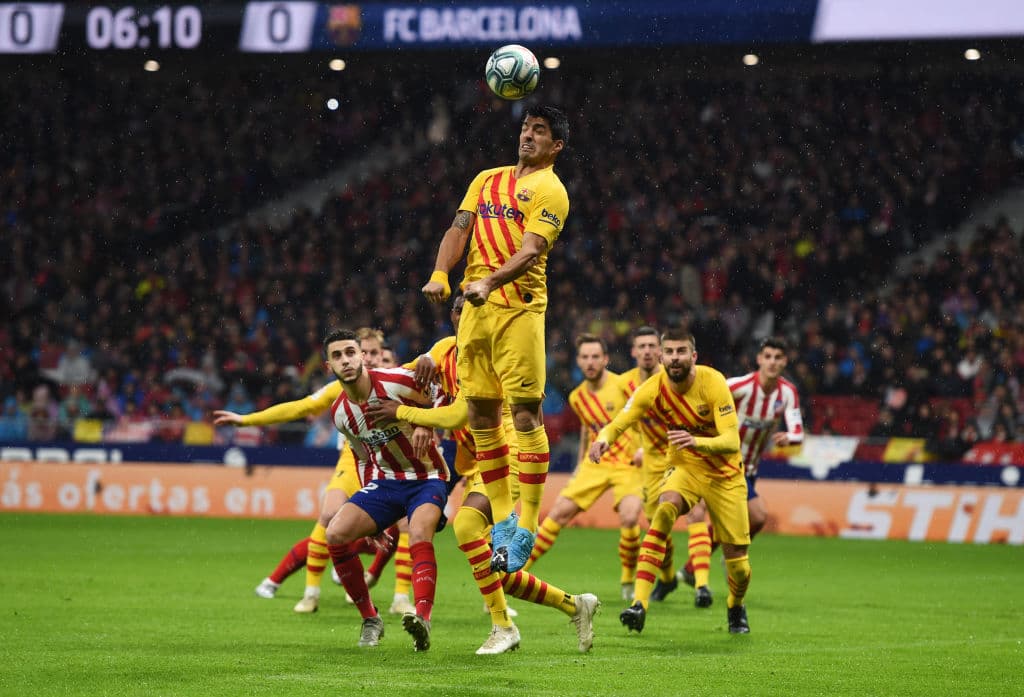 Remate de Luis Suárez que le queda alto.