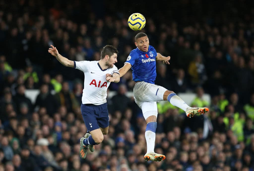 Cabezazo de Richarlison que se va por un costado en un intento de empatar el juego.