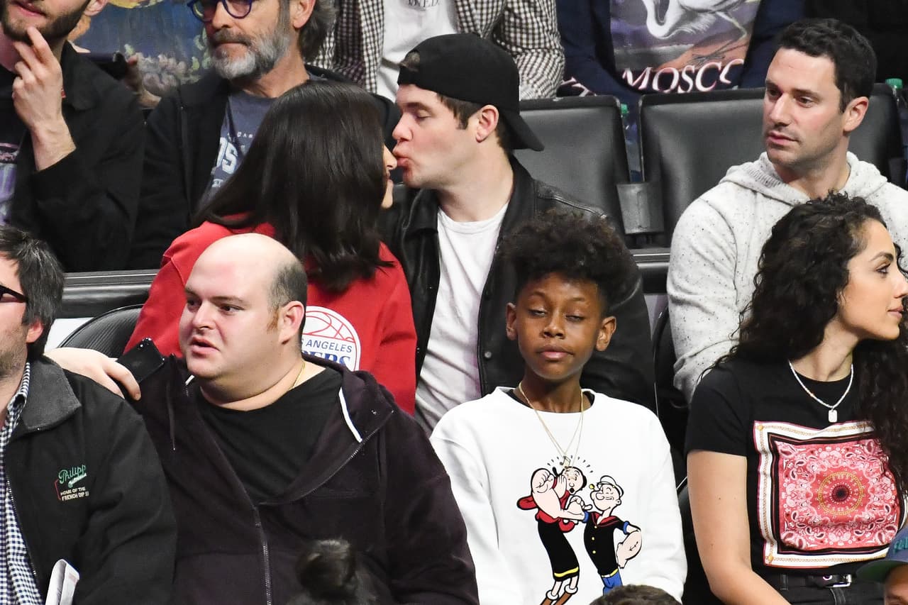 El triunfo de los Clippers en la noche del lunes, en Staples Center, contó con la presencia de varias celebridades entre las cuales se destacan Elgin Baylor (ex NBA), Ben Schwartz (actor), Billy Crystal (actor), Adam DeVine (actor), Chloe Bridges (actriz), P-Reala (rapero) y Floyd Mayweather Jrl (boxeador).