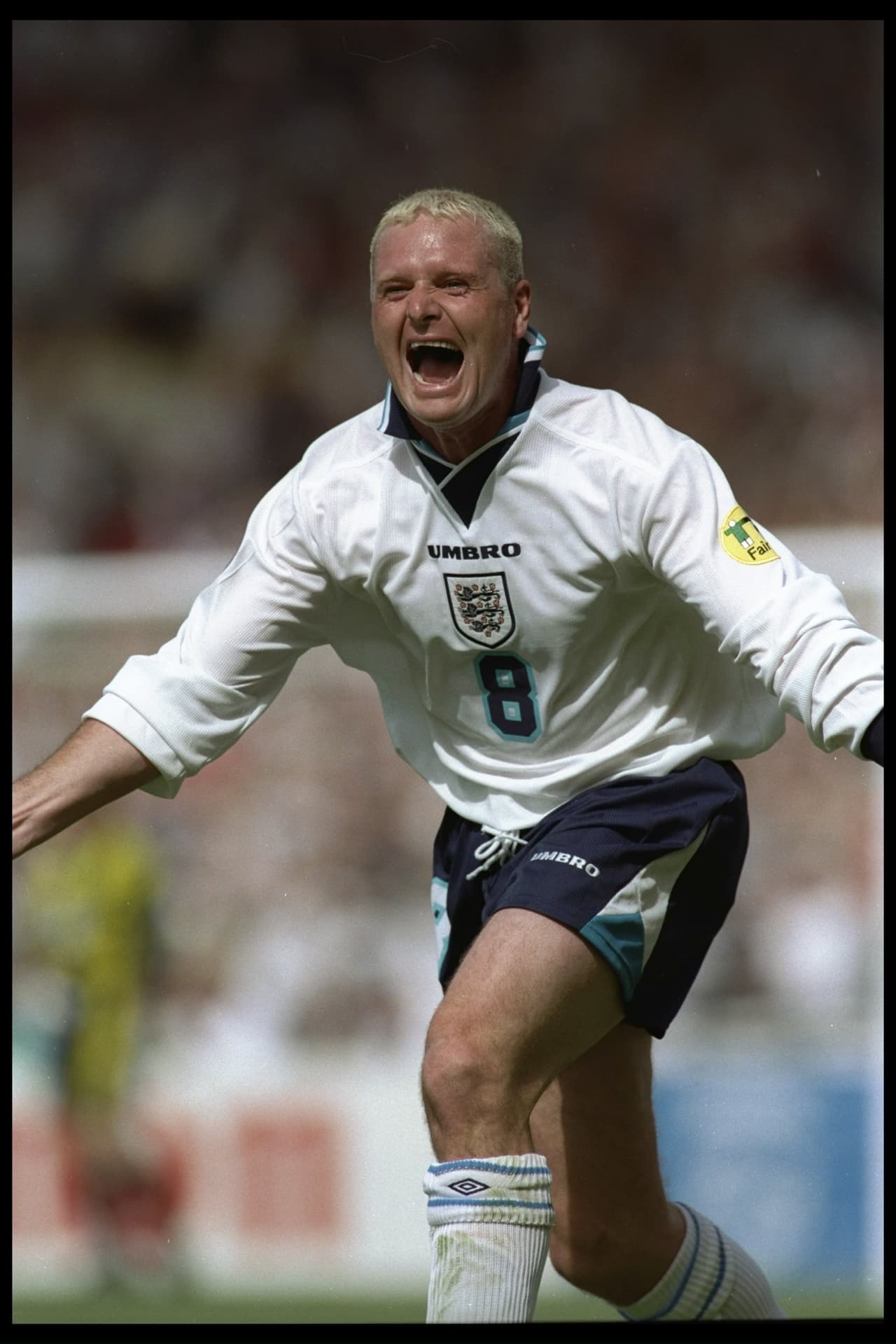 Paul Gascoigne podría ser fácilmente el antecesor de Rooney en Inglaterra: la historia de un talentoso que estuvo perseguido por la indisciplina. Cabe destacar que el caso de Gascoigne fue mucho más grave pues luego de su retiro ha abusado del alcohol y las drogas.