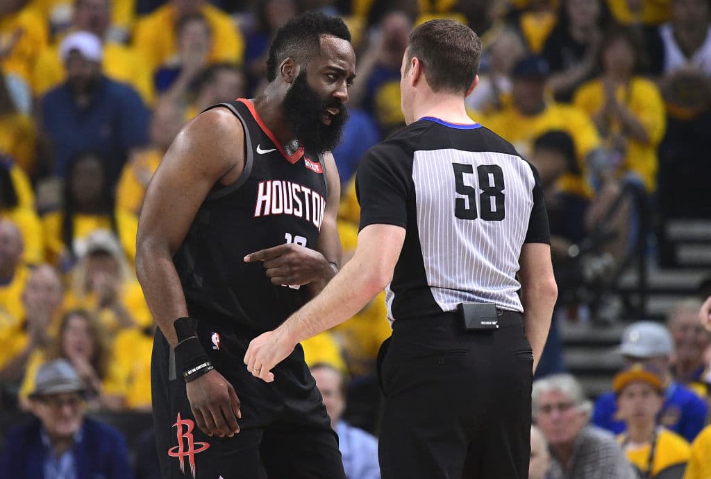 Harden, quien discute en la imagen con un árbitro, también se destacó con 35 puntos, a lo largo de 39 minutos en cancha de 48 posibles.