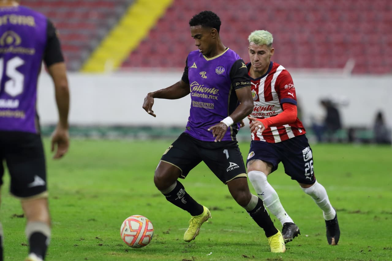 Chivas rescató la victoria ante Mazatlán en la Jornada 2 de la Copa por México 2022 con un polémico gol de Isaác Brizuela en tiempo de compensación. El 'Cone' disparó en el área, pero el balón impactó en el brazo de su compañero Luis Puente, lo que por regla debió ser anulado, pero el árbitro central lo dio por bueno.